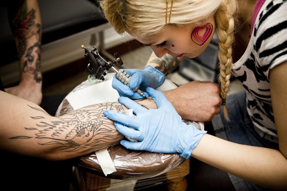¿Es seguro practicar deporte después de hacerte un tatuaje?